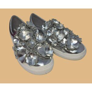 Liliana Womens Silver Flower Embellished Slip On Sneakers 5.5